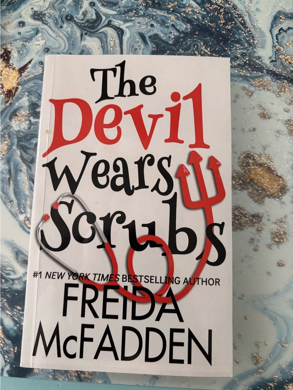 The Devil Wears Scrubs by Freida McFadden - Paperback book 📖